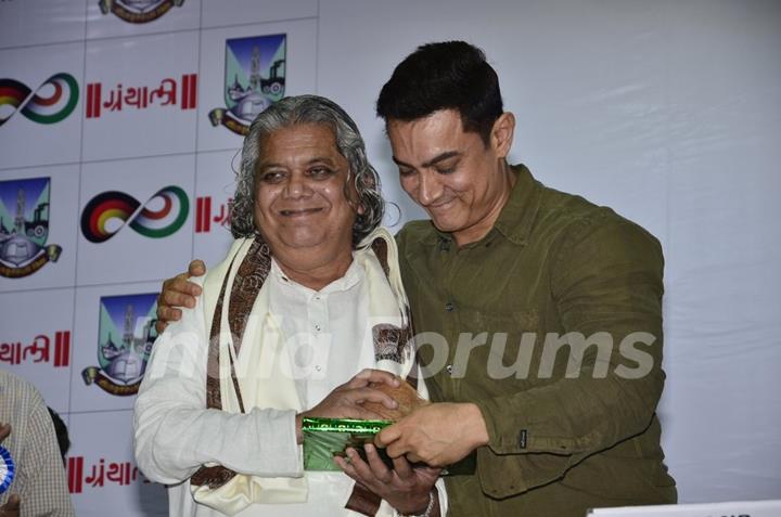 Aamir Khan felicitates a guest at the Communicative Marathi Book Launch