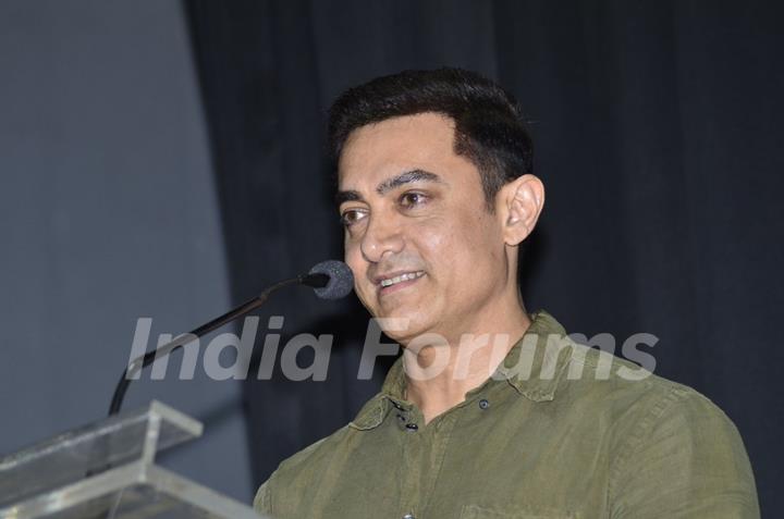 Aamir Khan addresses the gathering at the Communicative Marathi Book Launch