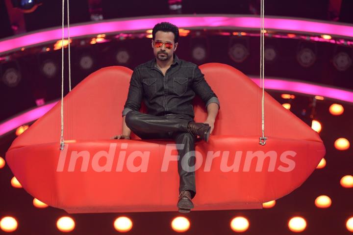 Emraan Hashmi makes a grand entry at the Promotion of Raja Natwarlal on Jhalak Dikhla Jaa