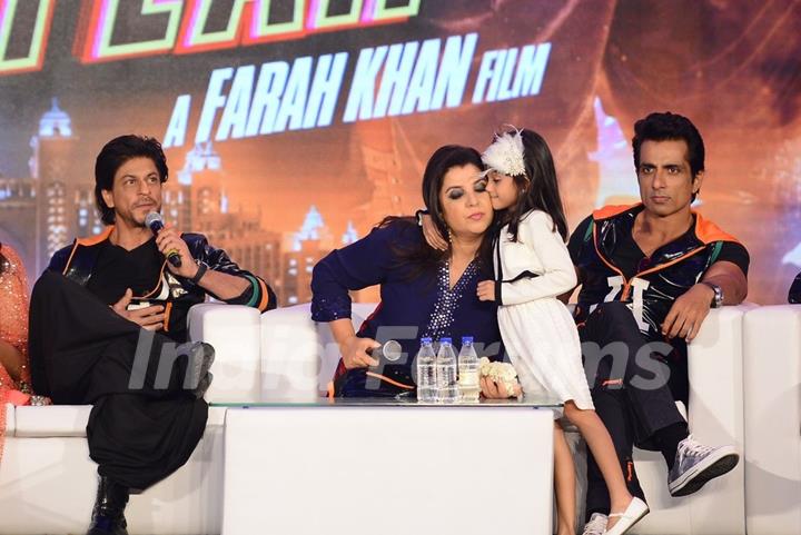 A young fan was seen kissing Farah Khan at the Trailer Launch of Happy New Year