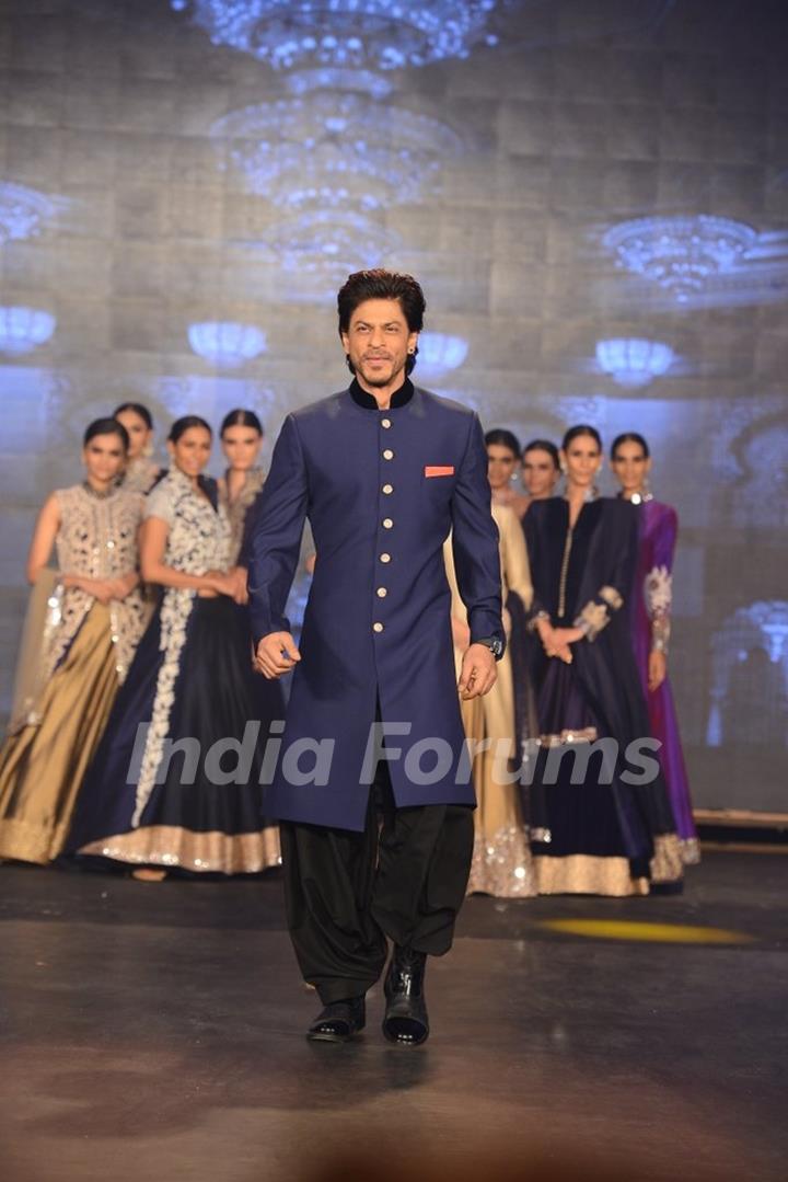 Shah Rukh Khan walks the ramp at Manish Malhotra's Show