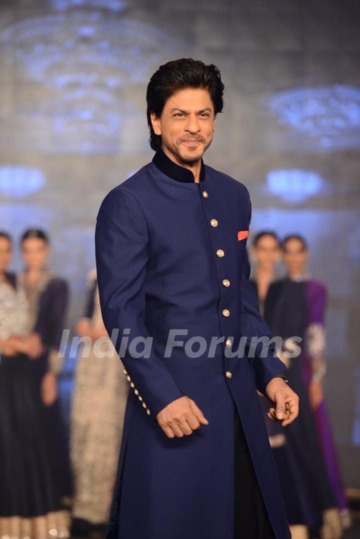 Shah Rukh Khan walks the ramp at Manish Malhotra's Show