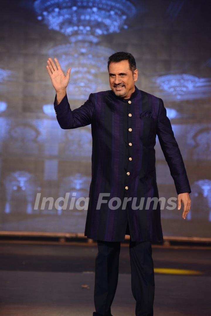 Boman Irani walks the ramp at Manish Malhotra's Show