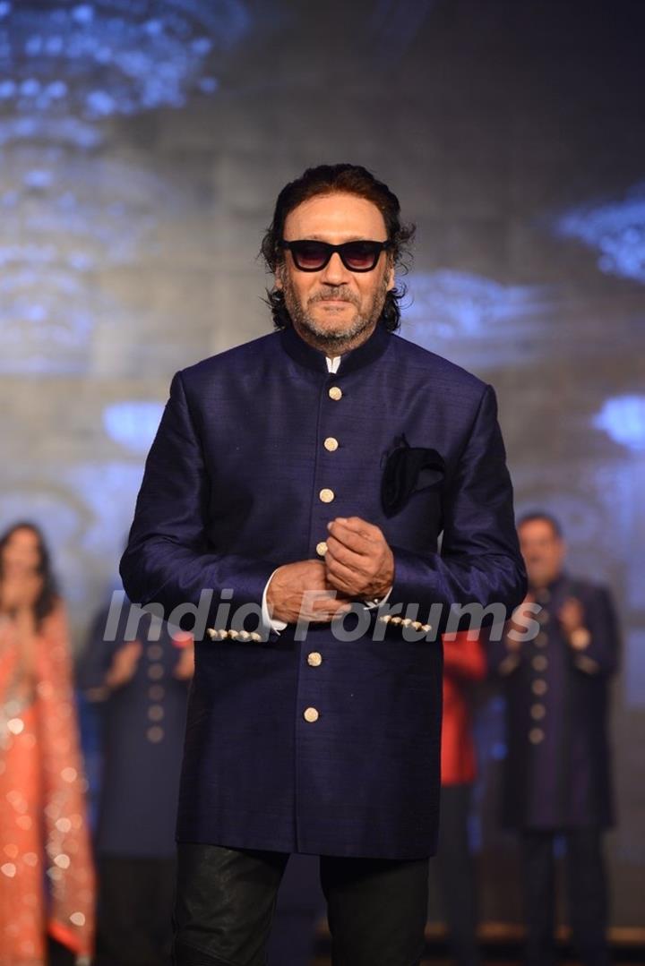 Jackie Shroff walks the ramp at Manish Malhotra's Show