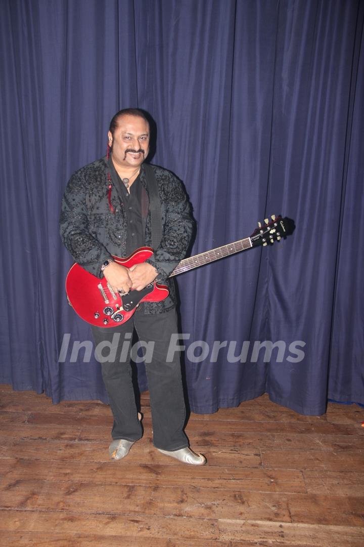 Leslie Lewis poses with his guitar at the IIMUN Event