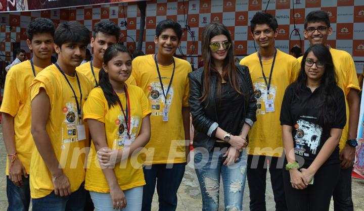 Kainaat Arora poses with the students at &quot;Umang 2014&quot;
