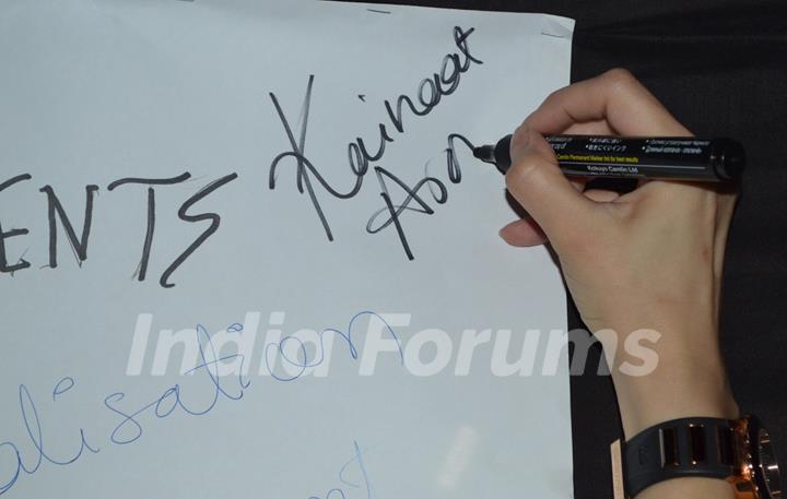 Kainaat Arora signs her autograph at &quot;Umang 2014&quot;