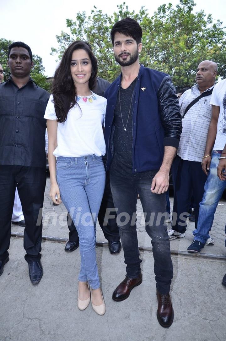 Shahid Kapoor and Shraddha Kapoor poses smartly at the Promotion of Haider