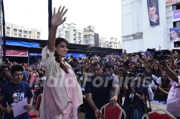 Bipasha Basu waves out to her fans at the Promotions of Creature 3D at Mithibai College