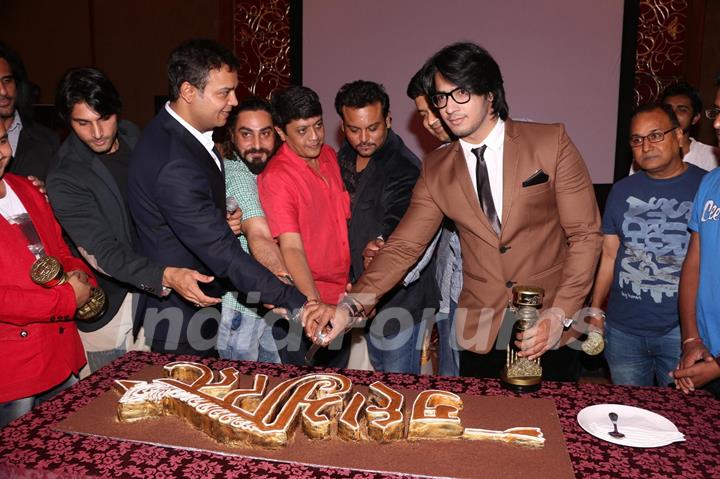 Cake cutting at the Success Bash of Mahabharat