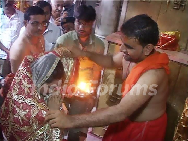 Rani Mukherjee seeks blessings from Ambaji Temple