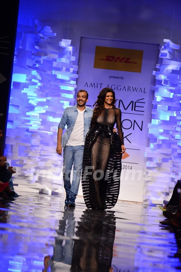 Sushmita Sen walks the ramp with Amit Aggarwal at Lakme Fashion Week