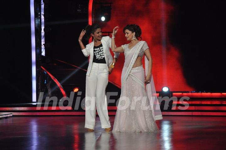 Priyanka Chopra shakes a leg with Madhuri Dixit on Jhalak Dikhla Jaa