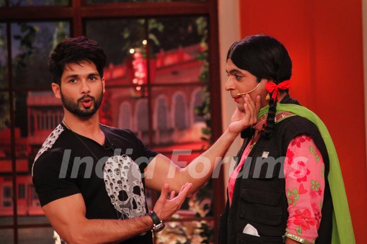 Shahid Kapoor plays a prank on Gutthi on Comedy Nights With Kapil