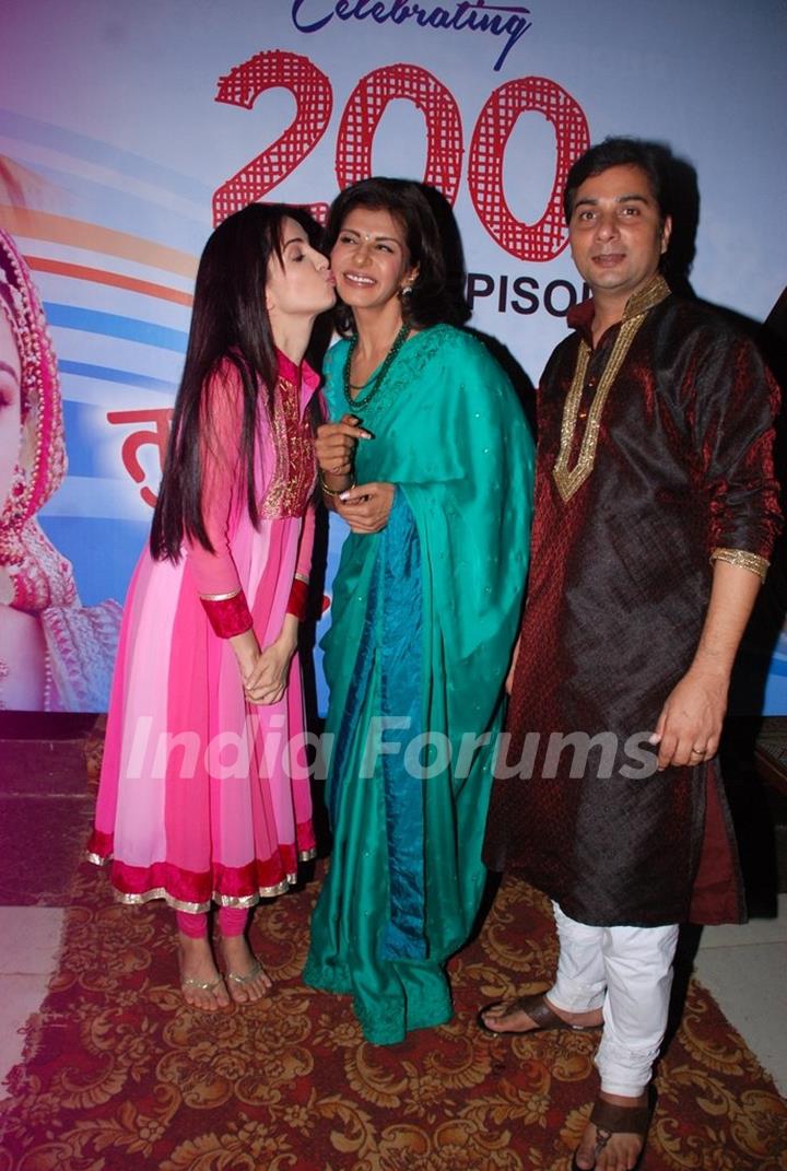 Rukhsar Rehman gives a kiss to Anita Raaj at Tumhari Paakhi's 200 Episodes Celebration