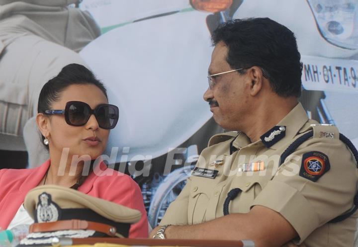 Rani Mukherjee was seen talking with Police Officer