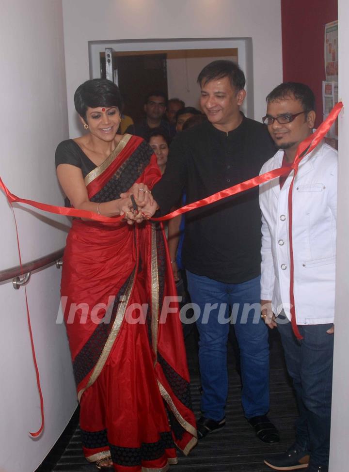 Mandira Bedi and Raj Kaushal Inaugurate the Painting Exibhition by Umakant Tawade at Hirji Gallery