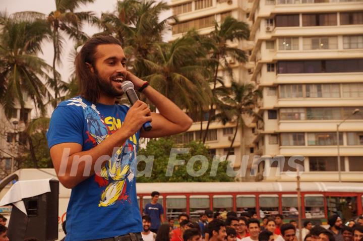 Akhil Kapur addressing the crowd at the Promotion of Desi Kattey