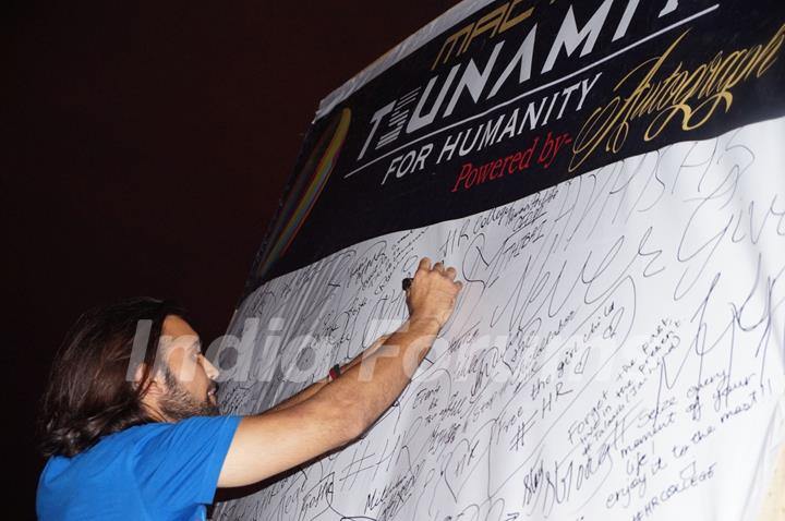 Akhil Kapur signs his autograph at the Promotion of Desi Kattey