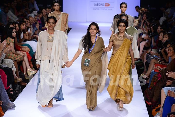Konkona Sen Sharma walks the ramp at the Lakme Fashion Week Winter/ Festive 2014 Day 3