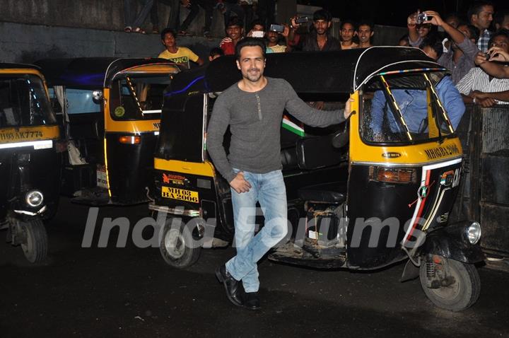 Emraan Hashmi poses with the Auto Rickshaw at the Special Screening of Raja Natwarlal