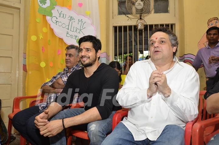 Abu Jani, Sidharth Malhotra and Sandeep Khosla were at Ashray NGO