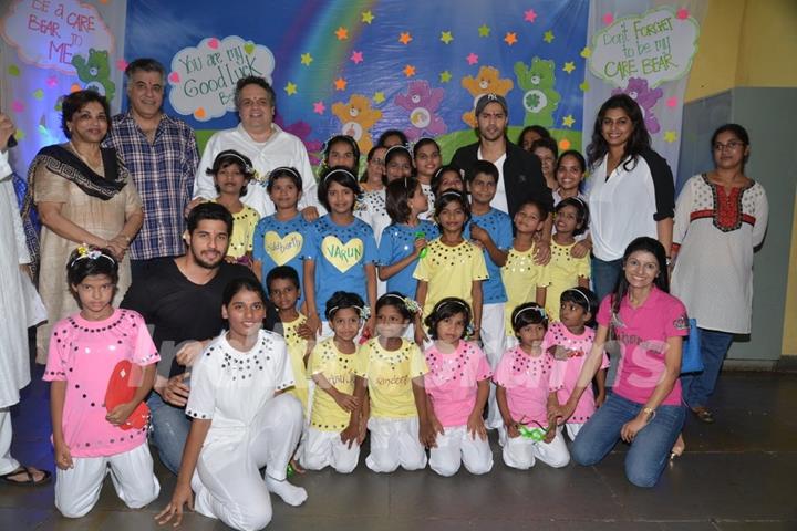 Abu Jani, Sidharth Malhotra, Varun Dhawan and Sandeep Khosla with Kids at Ashray NGO