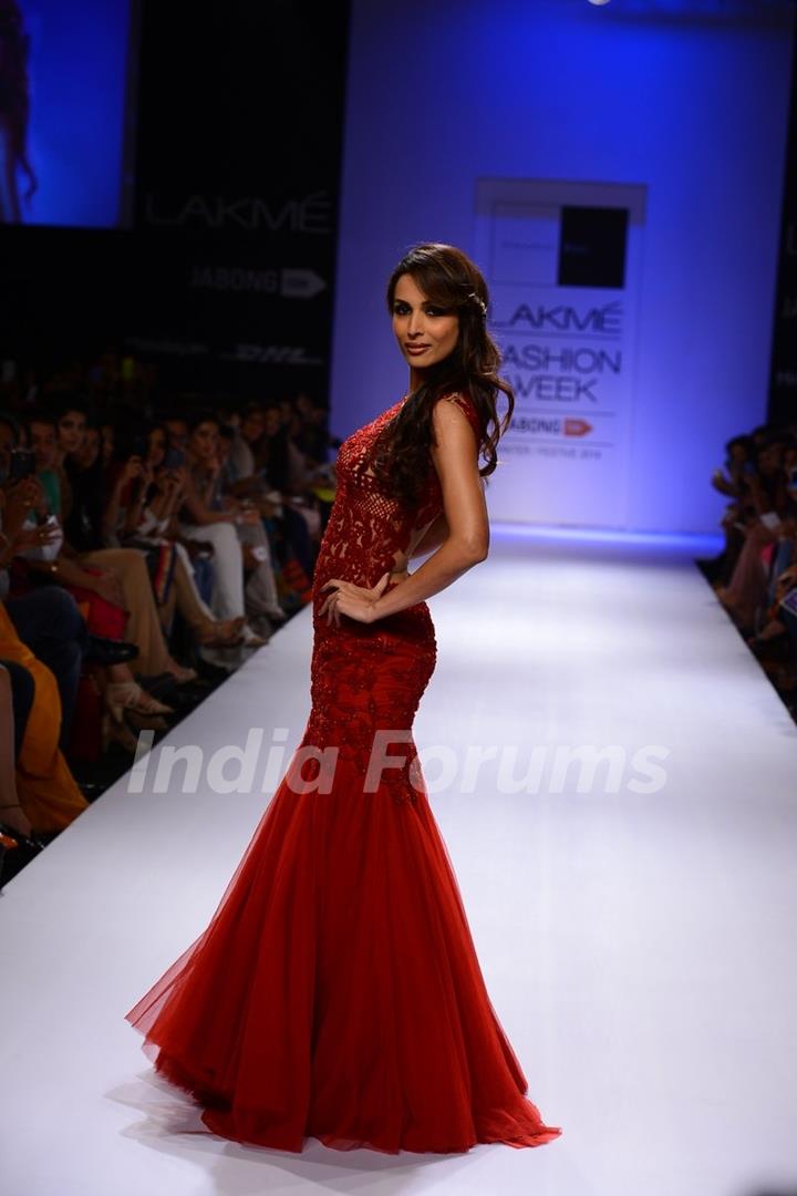 Malaika Arora Khan walks the ramp for Sonaakshi raaj at the Lakme Fashion Week Winter/ Festive 2014