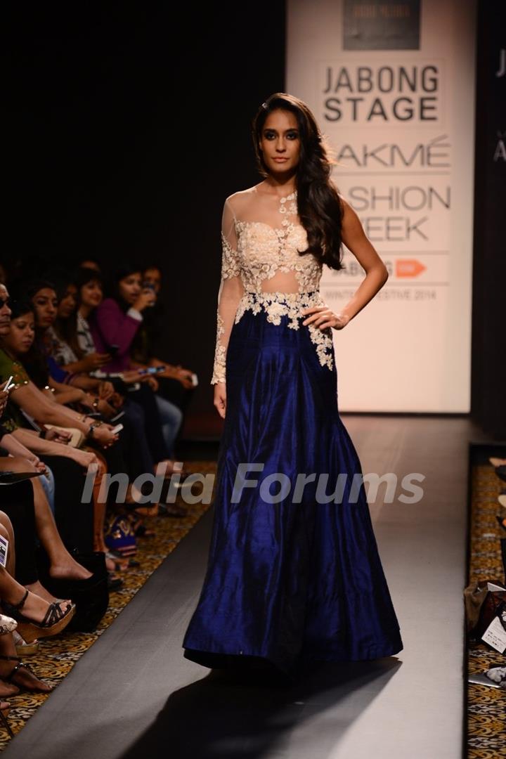 Lisa Haydon walks the ramp for Ridhi Mehra at the Lakme Fashion Week Winter/ Festive 2014 Day 6