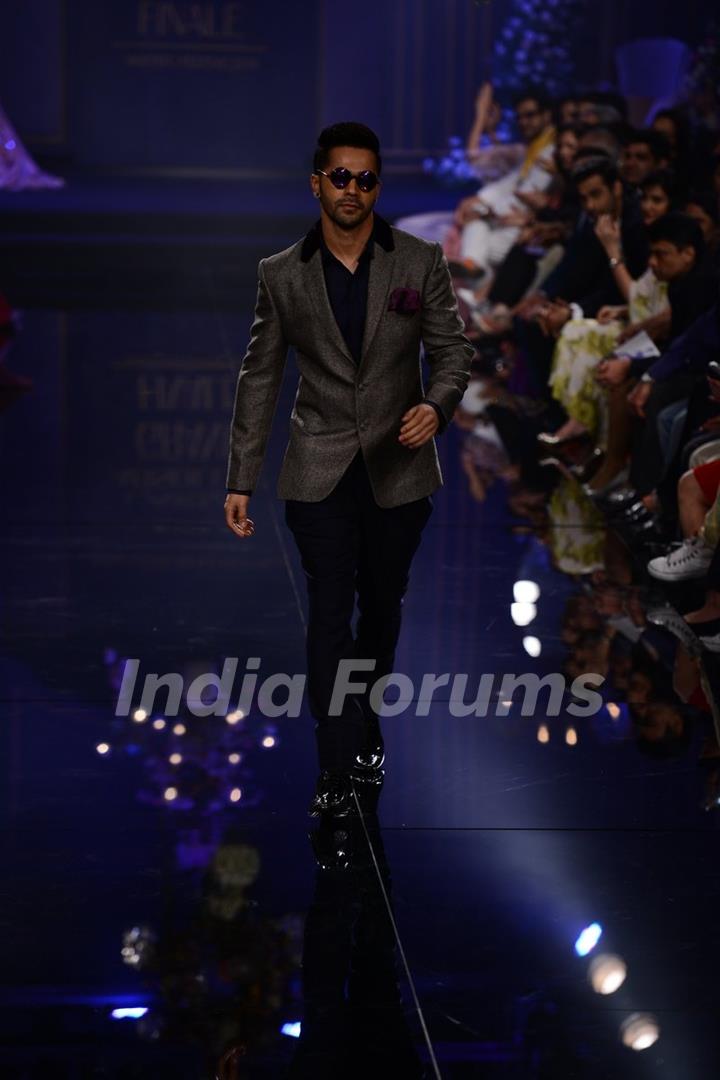 Varun Dhawan walks the ramp for Manish Malhotra at the Grand Finale of Lakme Fashion Week