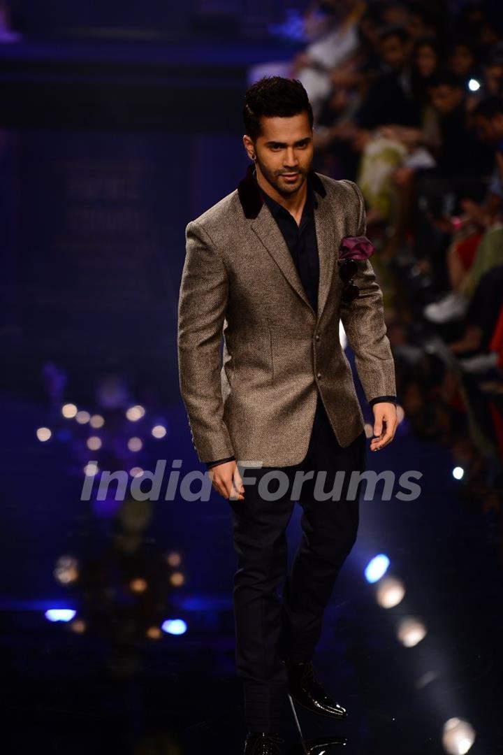 Varun Dhawan walks the ramp for Manish Malhotra at the Grand Finale of Lakme Fashion Week