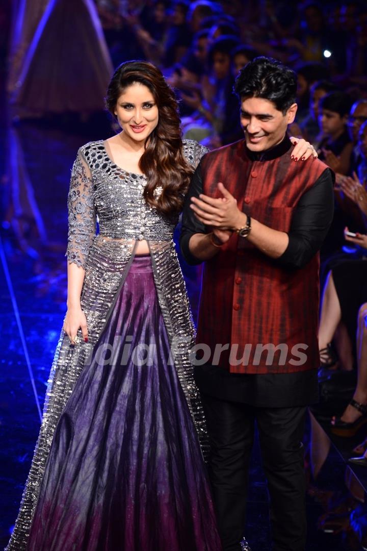 Kareena Kapoor with Manish Malhotra at the Grand Finale of Lakme Fashion Week Winter/ Festive 2014