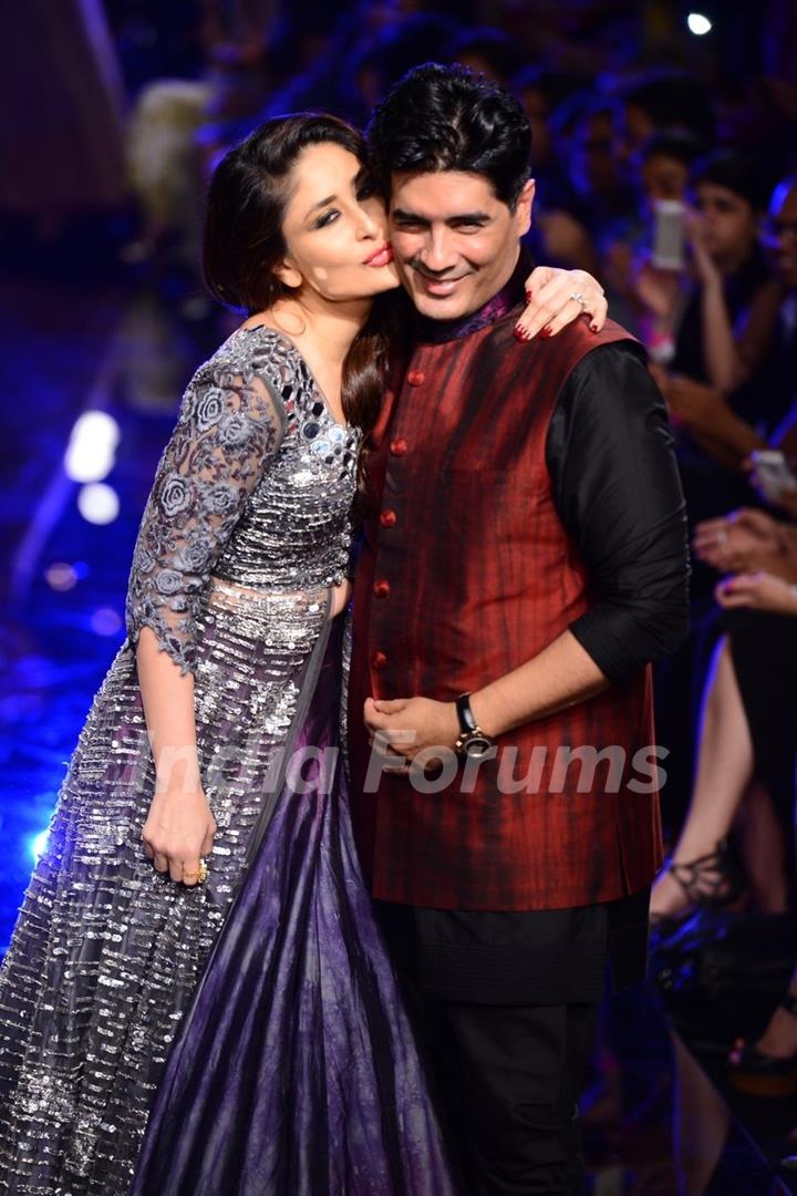 Kareena Kapoor with Manish Malhotra at the Grand Finale of Lakme Fashion Week Winter/ Festive 2014
