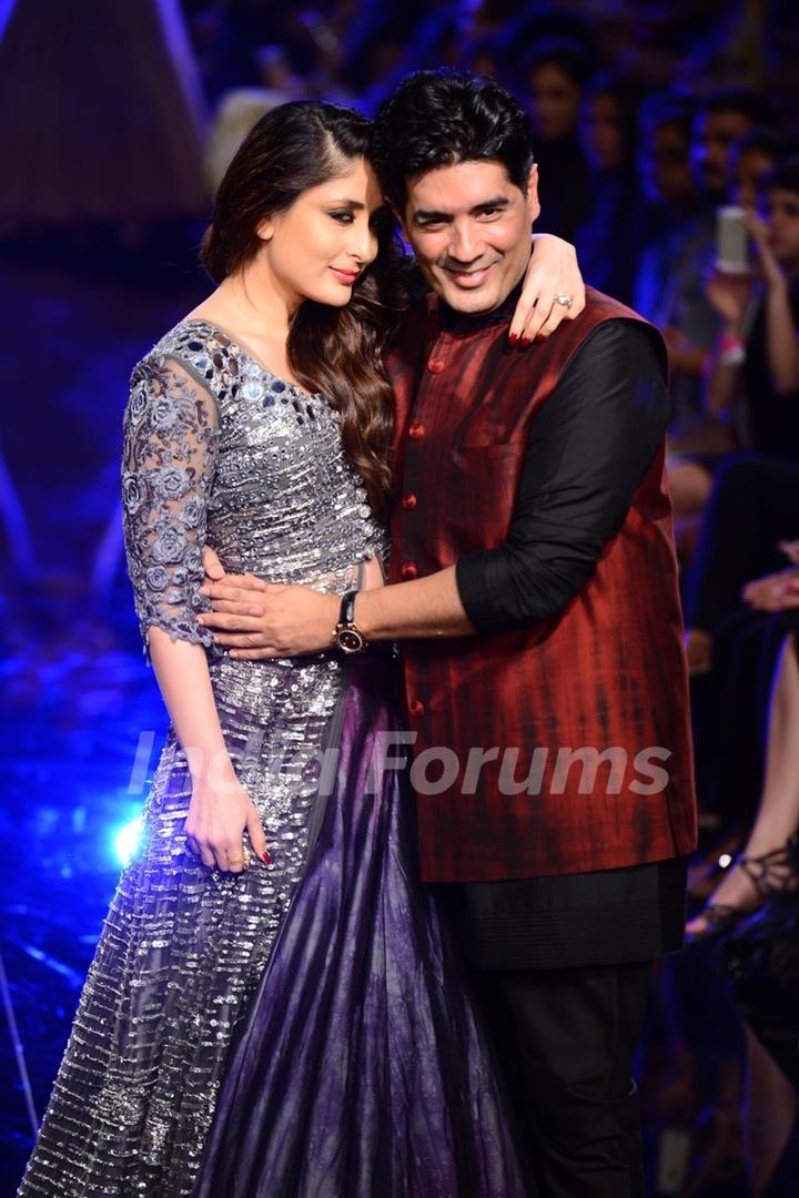 Kareena Kapoor with Manish Malhotra at the Grand Finale of Lakme Fashion Week Winter/ Festive 2014