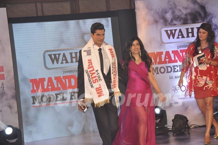 Shibani Kashyap walks the ramp with the winner at Mandate Model Hunt 2014