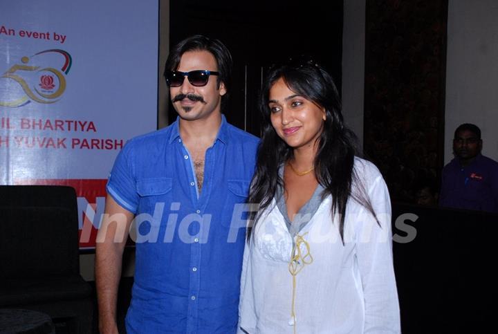 Vivek Oberoi poses with wife Priyanka Alva Oberoi at the Mega Blood Donation Drive