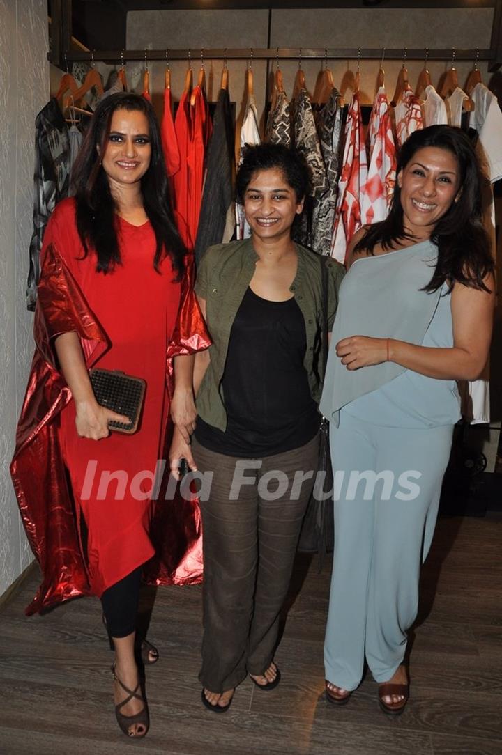 Sona Mohapatra and Gauri Shinde at Kallol Dutta's Collection Preview