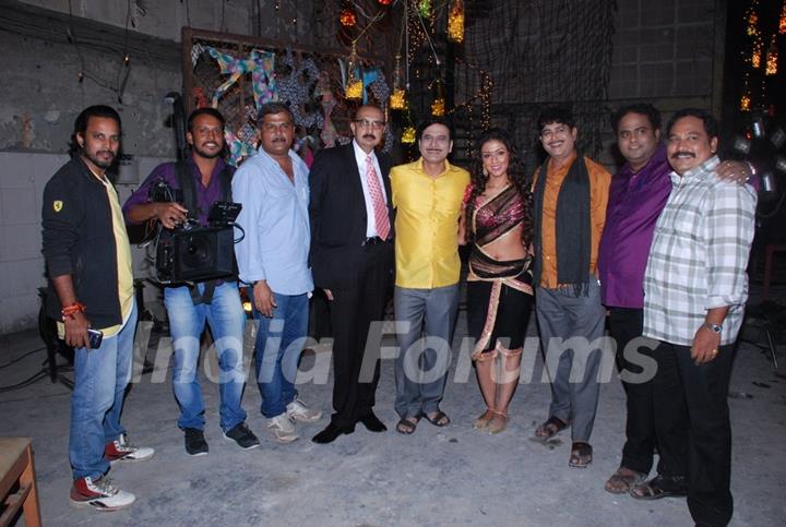 Aarti Chhabria with the cast and crew of Marathi film Khotarde Mele