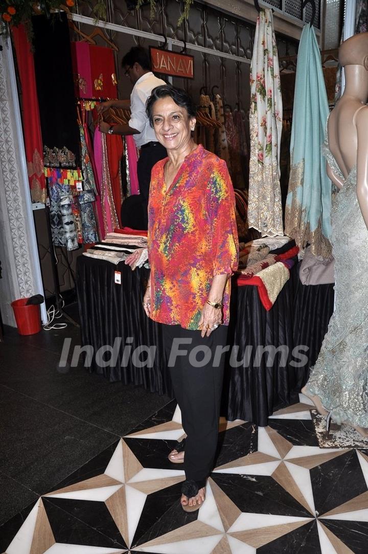 Tanuja poses for the camera at Araish Charity Exhibition