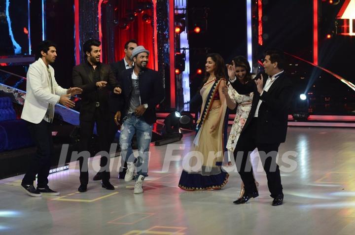 Parineeti and Aditya shake a leg with the Judges on Jhalak Dikhhlaa Jaa