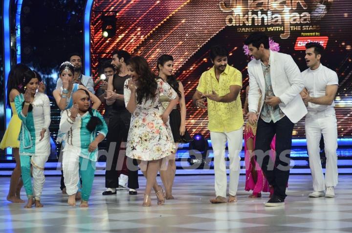 Parineeti and Aditya shake a leg with the contestants on Jhalak Dikhhlaa Jaa