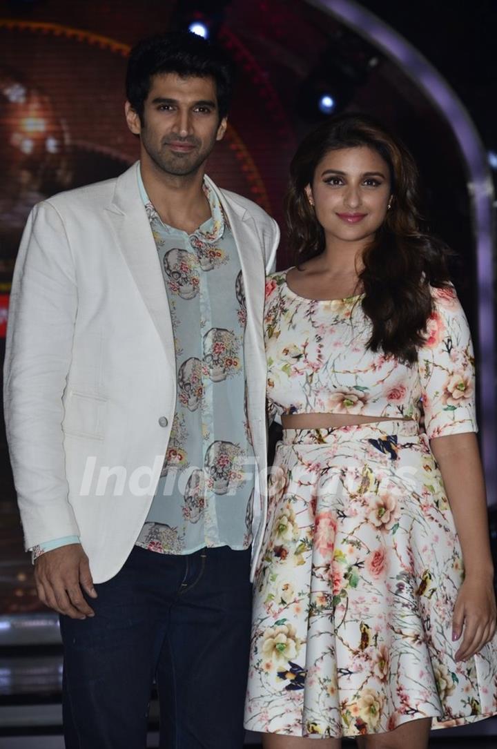 Parineeti and Aditya pose for the camera on Jhalak Dikhhlaa Jaa