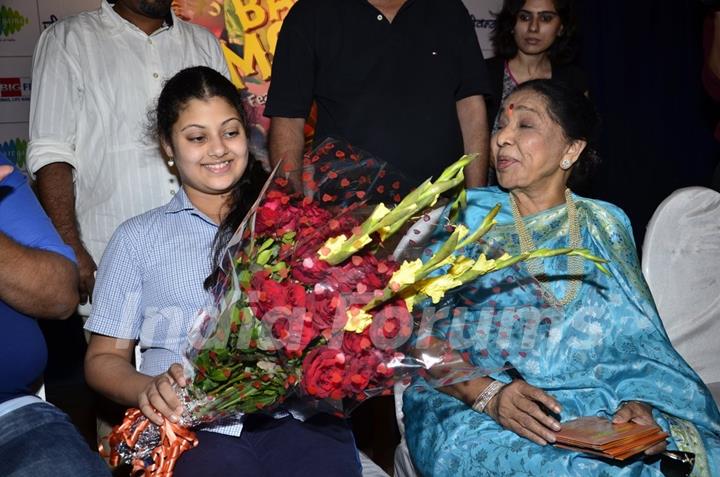 Asha Bhosle's granddaughter Zanai felicitated with a flower bouquet at the Album Launch