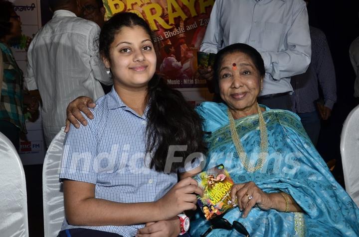 Asha Bhosle with granddaughter Zanai at the Album Launch Of 'Bappa Moriya'