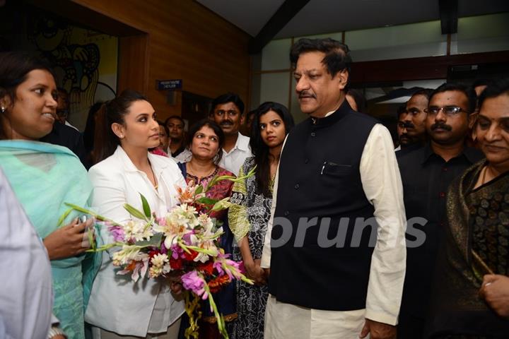 Rani Mukherjee snapped talking with Prithviraj Chavan at the Special Screening of Mardaani