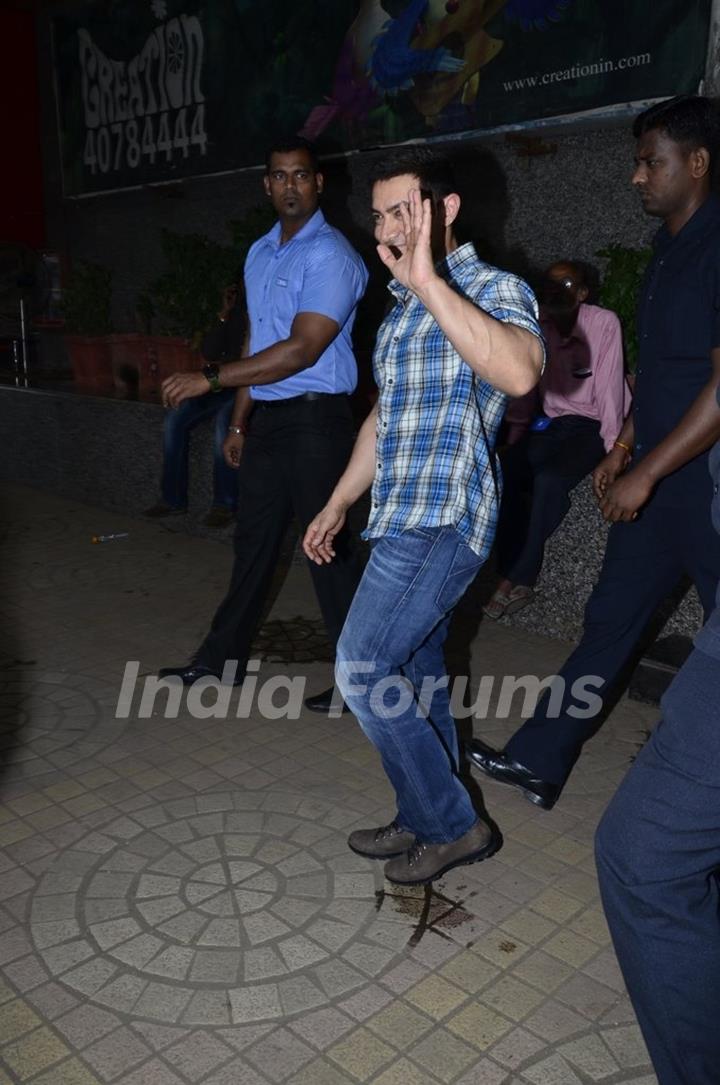 Aamir Khan waves to the fans at the Launch of Satyamev Jayate Season 3