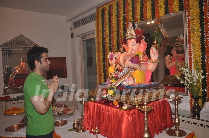 Tusshar Kapoor offering his prayers to Lord Ganesha