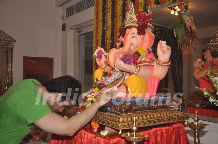 Tusshar Kapoor offering his prayers to Lord Ganesha