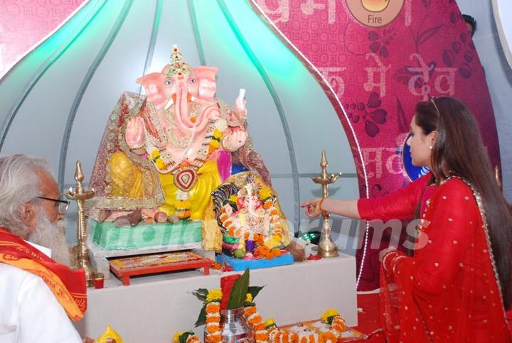 Rani Mukherjee offering her prayers to Lord Ganesha