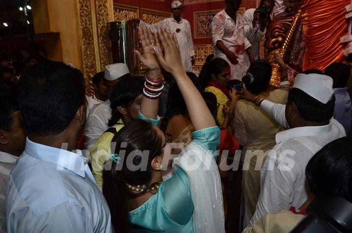 Rani Mukherjee visits Lalbaug cha Raja